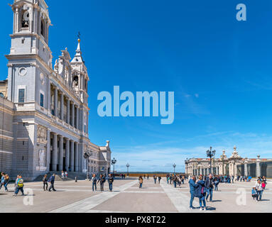 Plaza de la Armeria mit der Kathedrale von Madrid nach links und rechts des Palacio Real, Madrid, Spanien. Stockfoto