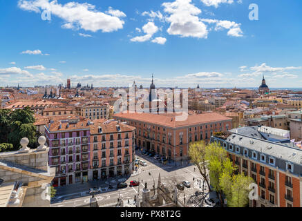 Blick über die Stadt vom Dach der Madrider Kathedrale (Catedral de Nuestra Señora de la Almudena), Madrid, Spanien. Stockfoto