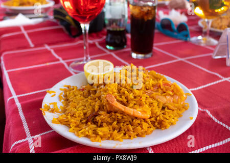 Paella wird in einem Restaurant im Freien in Spanien zubereitet; Abendessen am Strand Stockfoto