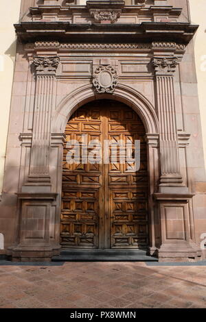 Seite Eingang der Parroquia del Sagrado Corazón de Jesús "Templo de Santa Clara" in Queretaro, Queretaro, Mexiko. Stockfoto