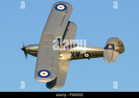 Hawker Hind 1930s Royal Air Force leichter Bomber Flugzeug der Zwischenkriegszeit von Hawker Flugzeuge produziert haben. Doppeldecker Flugzeug fliegen im blauen Himmel Stockfoto