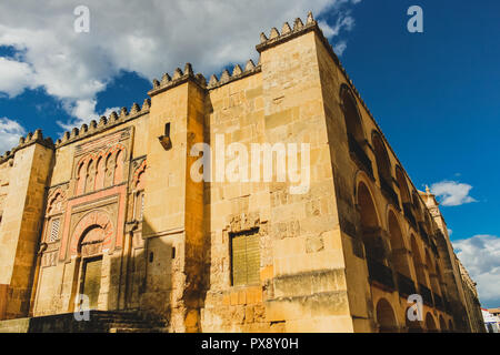 Blick auf die Moschee - die Kathedrale von Cordoba (Mezquita - Catedral de Cordoba) von hinter dem Tor der Brücke (Puerta del Puente), Spanien Stockfoto