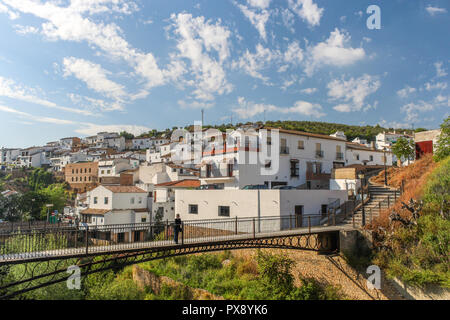 Brücke am Eingang der kleinen Dorf Setenil de las Bodegas, Spanien. Dorf für sein Wachstum mit Gebäuden Bau um grosse natürliche Bou bekannt Stockfoto