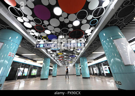 (181020) - Peking, Oktober 20, 2018 (Xinhua) - Foto auf Sept. 21, 2009 zeigt die Beijing Zoo Station der U-Bahn Linie 4 in Peking getroffen, der Hauptstadt von China. Wenn sie nach Peking kam, der Hauptstadt von China, vor 40 Jahren, sie wurden wahrscheinlich durch die von ea in der Fahrräder" auf der Straße getroffen, ein einzigartiges Phänomen verdienen China den Titel "Königreich der Fahrräder". Damals gewöhnlichen chinesischen konnte es sich nicht leisten, Autos und nur wenige Menschen konnten fahren, geschweige denn häufig Fern- Reisen. Züge, die am häufigsten Verkehrsmittel dann, waren immer Stau - in der stickigen Fächer verpackt. Allerdings ist die Whee Stockfoto