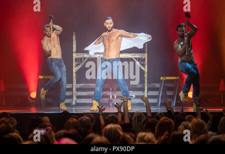 München, Deutschland. Okt, 2018 19. 19 Oktober 2018, Germany, München: Ein Schauspieler, der Tanzgruppe "chippendales" Tränen sein T-Shirt aus während seiner Choreographie auf der Tanzfläche. Die EX-Bachelor Janke ist unter den Abstreifern und feiert seine Premiere am Samstag an die Chippendales. Credit: Lino Mirgeler/dpa/Alamy leben Nachrichten Stockfoto