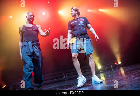 München, Deutschland. Okt, 2018 19. 19 Oktober 2018, Germany, München: Paul Janke (R), ex-'Bachelor', Praktiken der Choreographie für die Show mit einem Mann von der Tanzgruppe "chippendales". Janke geht unter die Abstreifer und feiert seine Premiere auf der Chippendales am Samstag. Credit: Lino Mirgeler/dpa/Alamy leben Nachrichten Stockfoto