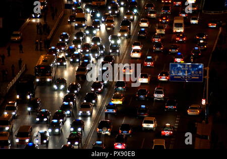 (181020) - Peking, Oktober 20, 2018 (Xinhua) - Autos gesehen, die in Furong Straße in Changsha, der Hauptstadt der zentralchinesischen Provinz Hunan, 16. Okt. 2003. Wenn sie nach Peking kam, der Hauptstadt von China, vor 40 Jahren, sie wurden wahrscheinlich durch die von ea in der Fahrräder" auf der Straße getroffen, ein einzigartiges Phänomen verdienen China den Titel "Königreich der Fahrräder". Damals gewöhnlichen chinesischen konnte es sich nicht leisten, Autos und nur wenige Menschen konnten fahren, geschweige denn häufig Fern- Reisen. Züge, die am häufigsten Verkehrsmittel dann, waren immer Stau - in der stickigen Fächer verpackt. Aber, Th Stockfoto