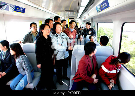 (181020) - Peking, Oktober 20, 2018 (Xinhua) - Passagiere Erfahrung auf einer Stadtbahn Zug auf den Probebetrieb in Tianjin, China, Okt. 19, 2003. Wenn sie nach Peking kam, der Hauptstadt von China, vor 40 Jahren, sie wurden wahrscheinlich durch die von ea in der Fahrräder" auf der Straße getroffen, ein einzigartiges Phänomen verdienen China den Titel "Königreich der Fahrräder". Damals gewöhnlichen chinesischen konnte es sich nicht leisten, Autos und nur wenige Menschen konnten fahren, geschweige denn häufig Fern- Reisen. Züge, die am häufigsten Verkehrsmittel dann, waren immer Stau - in der stickigen Fächer verpackt. Aber die Räder von Stockfoto