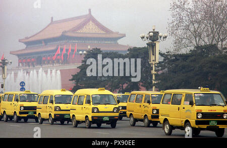 (181020) - Peking, Oktober 20, 2018 (Xinhua) - Foto im März 1993 zeigt die gelbe van Taxis in Peking, der Hauptstadt von China. Wenn sie nach Peking kam, der Hauptstadt von China, vor 40 Jahren, sie wurden wahrscheinlich durch die von ea in der Fahrräder" auf der Straße getroffen, ein einzigartiges Phänomen verdienen China den Titel "Königreich der Fahrräder". Damals gewöhnlichen chinesischen konnte es sich nicht leisten, Autos und nur wenige Menschen konnten fahren, geschweige denn häufig Fern- Reisen. Züge, die am häufigsten Verkehrsmittel dann, waren immer Stau - in der stickigen Fächer verpackt. Aber die Räder der Änderung begonnen hatte, Stockfoto