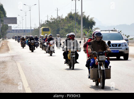 (181020) - Peking, Oktober 20, 2018 (Xinhua) - Wanderarbeitnehmer fahrt Motorrad auf dem Weg nach Hause für das Frühlingsfest Familientreffen in Fengkai County, im Süden der chinesischen Provinz Guangdong, Feb 9, 2010. Wenn sie nach Peking kam, der Hauptstadt von China, vor 40 Jahren, sie wurden wahrscheinlich durch die von ea in der Fahrräder" auf der Straße getroffen, ein einzigartiges Phänomen verdienen China den Titel "Königreich der Fahrräder". Damals gewöhnlichen chinesischen konnte es sich nicht leisten, Autos und nur wenige Menschen konnten fahren, geschweige denn häufig Fern- Reisen. Züge, die am häufigsten Verkehrsmittel dann, waren immer Stau-Pac Stockfoto