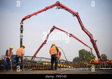 Stuttgart, Deutschland. Okt, 2018 20. 20. Oktober 2018, Deutschland, Stuttgart: Arbeitnehmer Beton in die Schalung der ersten Cup unterstützen. Insgesamt 28 Becher Spalten sind für den neuen Hauptbahnhof in Stuttgart betoniert werden. Es wird Tageslicht die später U-Bahn Hauptbahnhof gelangen. Credit: Sebastian Gollnow/dpa/Alamy leben Nachrichten Stockfoto