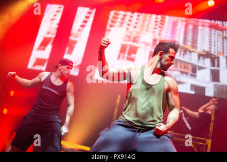 München, Deutschland. Okt, 2018 19. 19 Oktober 2018, Germany, München: Die Darsteller der Tanzgruppe "chippendales" die Choreographie auf der Tanzfläche des Circus Krone. Credit: Lino Mirgeler/dpa/Alamy leben Nachrichten Stockfoto