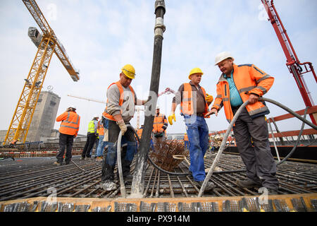 Stuttgart, Deutschland. Okt, 2018 20. 20. Oktober 2018, Deutschland, Stuttgart: Arbeitnehmer Beton in die Schalung der ersten Cup unterstützen. Insgesamt 28 Becher Spalten sind für den neuen Hauptbahnhof in Stuttgart betoniert werden. Es wird Tageslicht die später U-Bahn Hauptbahnhof gelangen. Credit: Sebastian Gollnow/dpa/Alamy leben Nachrichten Stockfoto