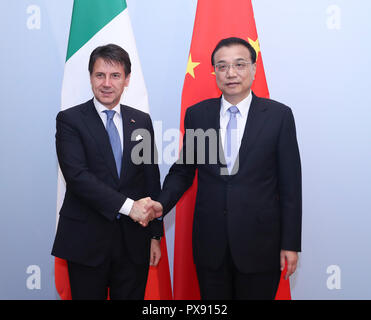 Brüssel, Belgien. Okt, 2018 19. Chinesische Ministerpräsident Li Keqiang (R) trifft mit dem italienischen Ministerpräsidenten Giuseppe Conte in Brüssel, Hauptstadt Belgiens, Okt. 19, 2018. Credit: Wang Ye/Xinhua/Alamy leben Nachrichten Stockfoto