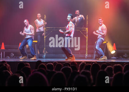 München, Deutschland. Okt, 2018 19. 19 Oktober 2018, Germany, München: Darsteller der Tanzgruppe 'Chippendales' stand auf der Tanzfläche des Circus Krone während ihrer Choreografie. Credit: Lino Mirgeler/dpa/Alamy leben Nachrichten Stockfoto