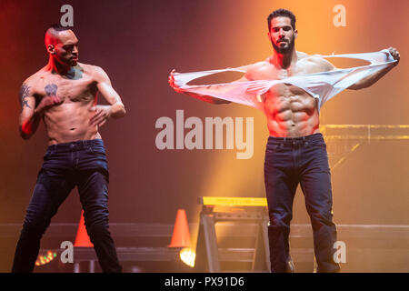 München, Deutschland. Okt, 2018 19. 19 Oktober 2018, Germany, München: Ein Schauspieler, der Tanzgruppe "chippendales" Tränen sein T-Shirt aus während seiner Choreographie auf der Tanzfläche. Credit: Lino Mirgeler/dpa/Alamy leben Nachrichten Stockfoto