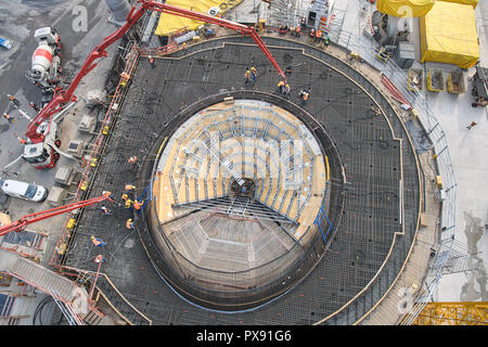 Stuttgart, Deutschland. Okt, 2018 20. 20. Oktober 2018, Deutschland, Stuttgart: Arbeitnehmer Beton in die Schalung der ersten Cup unterstützen. Insgesamt 28 Becher Spalten sind für den neuen Hauptbahnhof in Stuttgart betoniert werden. Es wird Tageslicht die später U-Bahn Hauptbahnhof gelangen. Credit: Sebastian Gollnow/dpa/Alamy leben Nachrichten Stockfoto