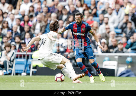 Santiago Bernabeu, Madrid, Spanien. Okt, 2018 20. Liga Fußball, Real Madrid gegen Levante; Jose Luis &#xa0; Morales (Levante UD) antreibt, auf der Kugel Alvaro Odriozola (Real Madrid) Credit: Aktion plus Sport/Alamy leben Nachrichten Stockfoto