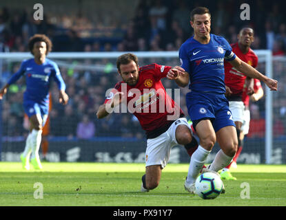 London, England - 20. Oktober: 2018 von Manchester United Juan Mata packt Chelseas Cesar Azpilicueta während Premiership League zwischen Chelsea und Manchester United Stadion an der Stamford Bridge, London, England am 20. Okt 2018. Kredit Aktion Foto Sport Foto Credit: Action Sport / alamy Leben Nachrichten Stockfoto