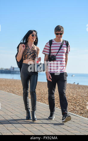 Brighton, UK, 20. Oktober 2018 - die Besucher der ungewöhnlich hohe Temperaturen und Sonnenschein auf Brighton Beach und das Meer heute mit diesem das Wetter in den nächsten Tagen Kredit weiter zu geniessen: Simon Dack/Alamy leben Nachrichten Stockfoto