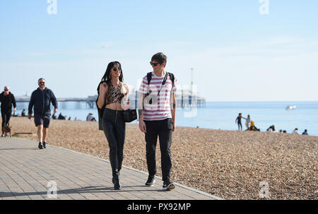 Brighton, UK, 20. Oktober 2018 - die Besucher der ungewöhnlich hohe Temperaturen und Sonnenschein auf Brighton Beach und das Meer heute mit diesem das Wetter in den nächsten Tagen Kredit weiter zu geniessen: Simon Dack/Alamy leben Nachrichten Stockfoto