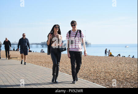 Brighton, UK, 20. Oktober 2018 - die Besucher der ungewöhnlich hohe Temperaturen und Sonnenschein auf Brighton Beach und das Meer heute mit diesem das Wetter in den nächsten Tagen Kredit weiter zu geniessen: Simon Dack/Alamy leben Nachrichten Stockfoto