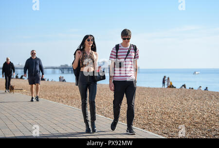 Brighton, UK, 20. Oktober 2018 - die Besucher der ungewöhnlich hohe Temperaturen und Sonnenschein auf Brighton Beach und das Meer heute mit diesem das Wetter in den nächsten Tagen Kredit weiter zu geniessen: Simon Dack/Alamy leben Nachrichten Stockfoto