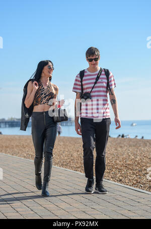 Brighton, UK, 20. Oktober 2018 - die Besucher der ungewöhnlich hohe Temperaturen und Sonnenschein auf Brighton Beach und das Meer heute mit diesem das Wetter in den nächsten Tagen Kredit weiter zu geniessen: Simon Dack/Alamy leben Nachrichten Stockfoto