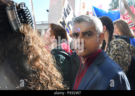 London, Großbritannien. 20. Oktober 2018. Bürgermeister von London, Sadiq Khan Tausende Montage im Park Lane März bis Parliament Square. März für die Zukunft - Abstimmung und März für eine endgültige Sagen - Brexit Deal Kampagne zum Referendum am 20. Oktober 2018. Bild Capital/Alamy leben Nachrichten Stockfoto