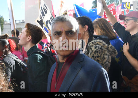 London, Großbritannien. 20. Oktober 2018. Bürgermeister von London, Sadiq Khan Tausende Montage im Park Lane März bis Parliament Square. März für die Zukunft - Abstimmung und März für eine endgültige Sagen - Brexit Deal Kampagne zum Referendum am 20. Oktober 2018. Bild Capital/Alamy leben Nachrichten Stockfoto