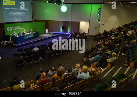 Glasgow, Schottland, Großbritannien. Okt, 2018 20. Scottish Green Party Nationale Konferenz 2018. Mit weniger als 6 Monate im Vereinigten Königreich ist die EU noch viel zu verlassen, beschlossen werden. Dargestellt und auch auf dem Bedienfeld (links-rechts) ist: Andy Wightman MSP; Mitglied des Seanad Éireann und die irische Grüne Partei - Senator Grace O'Sullivan; Alison Atack - Law Society of Scotland Präsident (Vorsitz); Andy Sirel - Mitbegründer von JustRight Schottland. Credit: Colin Fisher/Alamy leben Nachrichten Stockfoto