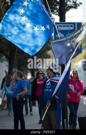 London, UK, 20. Oktober 2018. Tausende in die Park Lane zusammenbauen am Samstag, Oktober 20, 2018, London, UK, zur Volksabstimmung März marschieren Parliament Square. Die Demonstranten fordern ihre demokratische Stimme zu hören, die behaupten, dass Brexit machen würde Großbritannien schlechter, Schaden jobs, NHS, Menschenrechte und die öffentlichen Dienste der Arbeitnehmer, Schäden und Auswirkungen auf die Zukunft von Millionen von jungen Menschen. Credit: Joe Kuis/Alamy leben Nachrichten Stockfoto