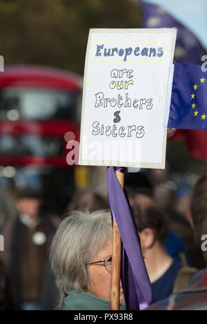 London, UK, 20. Oktober 2018. Tausende Montage in Park Lane am Samstag, Oktober 20, 2018, London, UK, zur Volksabstimmung März marschieren Parliament Square. Die Demonstranten fordern ihre demokratische Stimme zu hören, die behaupten, dass Brexit machen würde Großbritannien schlechter, Schaden jobs, NHS, Menschenrechte und die öffentlichen Dienste der Arbeitnehmer, Schäden und Auswirkungen auf die Zukunft von Millionen von jungen Menschen. Credit: Joe Kuis/Alamy leben Nachrichten Stockfoto