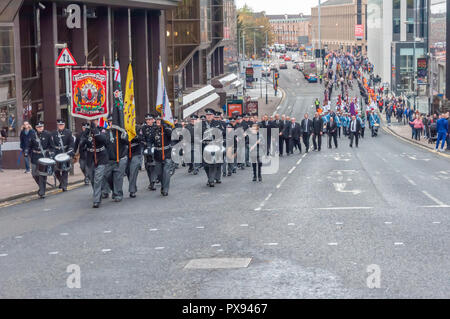 Glasgow, Schottland, Großbritannien. 20. Oktober, 2018. Demonstranten, die an das Ende des Großen Krieges Centenary Memorial Parade durch die Straßen der Stadt zum Kelvingrove Park zu Glasgow Green, durch 36 (Ulster) Memorial Association organisiert. Credit: Skully/Alamy leben Nachrichten Stockfoto