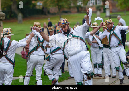 Southwell, Nottinghamshire, Großbritannien. Okt 2018 20. Das Münster Stadt Southwell und Heimat des berühmten kochen Apple feiern alle Dinge Bramley apple mit Verkaufsständen, Kochen zeigt Morris Dancers und sogar König Charles 1 gedreht wird. Credit: Ian Francis/Alamy leben Nachrichten Stockfoto