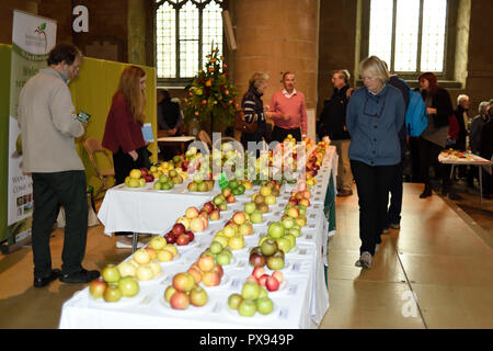 Southwell, Nottinghamshire, Großbritannien. Okt 2018 20. Das Münster Stadt Southwell und Heimat des berühmten kochen Apple feiern alle Dinge Bramley apple mit Verkaufsständen, Kochen zeigt Morris Dancers und sogar König Charles 1 gedreht wird. Credit: Ian Francis/Alamy leben Nachrichten Stockfoto