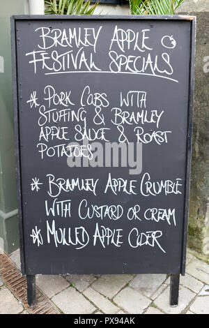 Southwell, Nottinghamshire, Großbritannien. Okt 2018 20. Das Münster Stadt Southwell und Heimat des berühmten kochen Apple feiern alle Dinge Bramley apple mit Verkaufsständen, Kochen zeigt Morris Dancers und sogar König Charles 1 gedreht wird. Credit: Ian Francis/Alamy leben Nachrichten Stockfoto