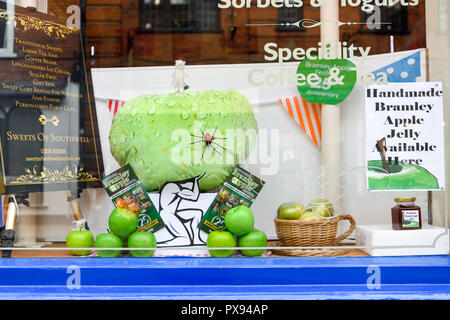 Southwell, Nottinghamshire, Großbritannien. Okt 2018 20. Das Münster Stadt Southwell und Heimat des berühmten kochen Apple feiern alle Dinge Bramley apple mit Verkaufsständen, Kochen zeigt Morris Dancers und sogar König Charles 1 gedreht wird. Credit: Ian Francis/Alamy leben Nachrichten Stockfoto