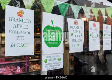 Southwell, Nottinghamshire, Großbritannien. Okt 2018 20. Das Münster Stadt Southwell und Heimat des berühmten kochen Apple feiern alle Dinge Bramley apple mit Verkaufsständen, Kochen zeigt Morris Dancers und sogar König Charles 1 gedreht wird. Credit: Ian Francis/Alamy leben Nachrichten Stockfoto