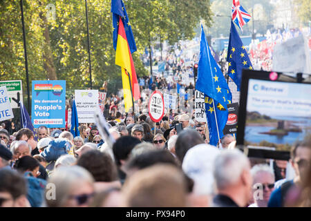 London England. 20. Oktober 2018. Tausende von Menschen in London am Samstag für das, was die Organisatoren hoffen, dass die "größte, lauteste und wichtigsten "anti-Brexit März seit dem Referendum. © Michael Tubi/Alamy leben Nachrichten Stockfoto