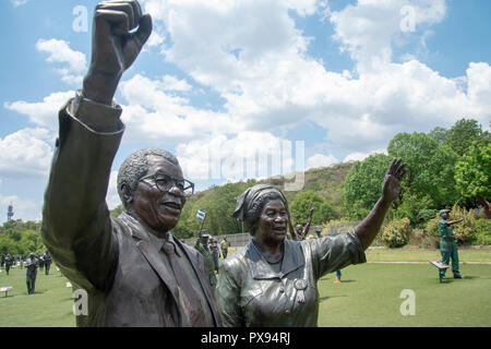 Pretoria, Südafrika, 20. Oktober, 2018. Eine Skulptur von Walter und Nontsikelelo Albertina Sisulu, die ihren hundertsten Geburtstag gefeiert hätte, morgen, am 21. Oktober. Das Kunstwerk ist Teil des nationalen Erbes Denkmal, in der Groenkloof Pretoria Nature Reserve. Von Nelson Mandela, der sisulus führen "Der Marsch in die Freiheit flankiert," mit mehr als 50 lebensgrossen Skulpturen aus Bronze von Männern und Frauen, die sich für Südafrika der Befreiung von der Apartheid gekämpft. Eva-Lotta Jansson/Alamy leben Nachrichten Stockfoto