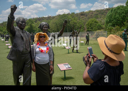 Pretoria, Südafrika, 20. Oktober, 2018. Frauen Besucher Bilder mit einer Skulptur von Walter und Nontsikelelo Albertina Sisulu, die ihren hundertsten Geburtstag gefeiert hätte, morgen, am 21. Oktober. Das Kunstwerk ist Teil des nationalen Erbes Denkmal, in der Groenkloof Pretoria Nature Reserve. Von Nelson Mandela, der sisulus führen "Der Marsch in die Freiheit flankiert," mit mehr als 50 lebensgrossen Skulpturen aus Bronze von Männern und Frauen, die sich für Südafrika der Befreiung von der Apartheid gekämpft. Eva-Lotta Jansson/Alamy leben Nachrichten Stockfoto