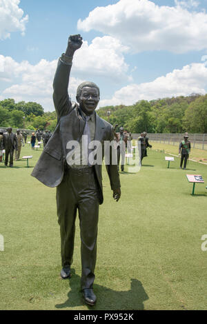 Pretoria, Südafrika, 20. Oktober, 2018. Eine Skulptur des ehemaligen Präsidenten Nelson Mandela. Das Kunstwerk ist Teil der lange Marsch in die Freiheit National Heritage Denkmal, in der Groenkloof Pretoria Nature Reserve. In der Nähe befindet sich eine Skulptur von Walter und Albertina Sisulu, die ihren hundertsten Geburtstag gefeiert hätte, morgen, am 21. Oktober. Ein wachsendes Projekt, "Der Marsch in die Freiheit" umfasst derzeit mehr als 50 lebensgrossen Skulpturen aus Bronze von Männern und Frauen, die sich für Südafrika der Befreiung von der Apartheid gekämpft. Credit: Eva-Lotta Jansson/Alamy leben Nachrichten Stockfoto