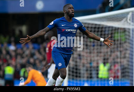 (181020) -- LONDON, Oct, 20, 2018 (Xinhua) - chelseas Antonio Rudiger feiert nach zählen während der Englischen Premier League Spiel zwischen Chelsea und Manchester United im Stamford Bridge Stadion in London, Großbritannien am 20.Oktober, 2018. (Xinhua / Han Yan) für die redaktionelle Verwendung. Nicht FÜR DEN VERKAUF FÜR MARKETING ODER WERBEKAMPAGNEN. Keine VERWENDUNG MIT NICHT AUTORISIERTEN Audio-, Video-, Daten-, SPIELPLÄNE, Verein/LIGA LOGOS ODER "LIVE" Dienstleistungen. IN-MATCH VERWENDUNG BESCHRÄNKT AUF 45 Bilder, kein Video EMULATION ONLINE. Keine VERWENDUNG IN Wetten, Spiele oder einzelne Verein/Liga/PLAYER PUBLIKATIONEN. Stockfoto