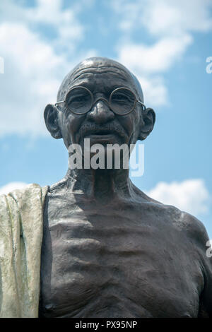 Pretoria, Südafrika, 20. Oktober, 2018. Eine Skulptur von Gandhi. Das Kunstwerk ist Teil der lange Marsch in die Freiheit National Heritage Denkmal, in der Groenkloof Pretoria Nature Reserve. In der Nähe befindet sich eine Skulptur von Albertina Sisulu, die ihren hundertsten Geburtstag gefeiert hätte, morgen, am 21. Oktober. Nontsikelelo Albertina Sisulu wird von ihrem verstorbenen Ehemann Walter Sisulu in der Skulptur. Ein wachsendes Projekt, "Der Marsch in die Freiheit" derzeit mehr als 50 Leben umfasst - Größe Bronze Skulpturen von Männern und Frauen, die sich für Südafrika der Befreiung von der Apartheid gekämpft. Credit: Eva-Lotta Jansson Stockfoto