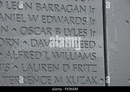 Wake Forest, North Carolina, United States. 20 Okt, 2018: Feuchtigkeit wird von einen Namen auf der Wand, die heilt, eine mobile Replik der Vietnam Memorial in Washington DC abgewischt. Die Mauer ist auf einen Anschlag in Wake Forest auf dem cross country Reise ehren Veteranen und Freunde und Familien eine Möglichkeit zu bieten, um Soldaten, die in den Konflikt starben daran. Credit: D Gast Smith/Alamy leben Nachrichten Stockfoto