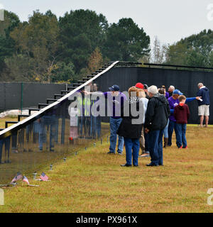 Wake Forest, North Carolina, United States. 20 Okt, 2018: Die Mauer, die heilt, eine mobile Replik der Vietnam Memorial in Washington DC, Besuche der Wake Forest auf dem cross country Reise ehren Veteranen und Freunde und Familien eine Möglichkeit zu bieten, um Soldaten, die in den Konflikt starben daran. Credit: D Gast Smith/Alamy leben Nachrichten Stockfoto