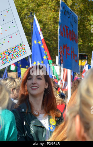 London, Großbritannien. Okt, 2018 20. Eine weibliche Demonstrant, 'March für die Zukunft', Rallye, die eine zweite EU-Referendum über Brexit, die die Abstimmung Kampagne, London, 20. Oktober 2018 Credit: Robert Smith/Alamy Leben Nachrichten organisiert Stockfoto