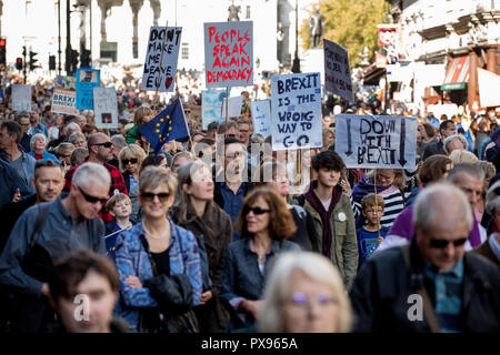 London, Großbritannien. Okt, 2018 20. Anti Brexit Völker März Aufruf für eine zweite Volksabstimmung über die EU verlassen. London 20 Okt 2018 mehr als 670.000 Anti brexit pro zweites Referendum Unterstützer marschierten durch London und unten Whitehall außerhalb der Häuser des Parlaments bei den Parliament Square, Westminster London England UK zu protestieren. Credit: Brian Harris/Alamy leben Nachrichten Stockfoto