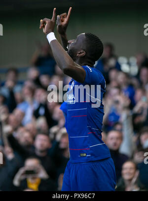 (181020) -- LONDON, Oct, 20, 2018 (Xinhua) - chelseas Antonio Rudiger feiert nach zählen während der Englischen Premier League Spiel zwischen Chelsea und Manchester United im Stamford Bridge Stadion in London, Großbritannien am 20.Oktober, 2018. (Xinhua / Han Yan) für die redaktionelle Verwendung. Nicht FÜR DEN VERKAUF FÜR MARKETING ODER WERBEKAMPAGNEN. Keine VERWENDUNG MIT NICHT AUTORISIERTEN Audio-, Video-, Daten-, SPIELPLÄNE, Verein/LIGA LOGOS ODER "LIVE" Dienstleistungen. IN-MATCH VERWENDUNG BESCHRÄNKT AUF 45 Bilder, kein Video EMULATION ONLINE. Keine VERWENDUNG IN Wetten, Spiele oder einzelne Verein/Liga/PLAYER PUBLIKATIONEN. Stockfoto